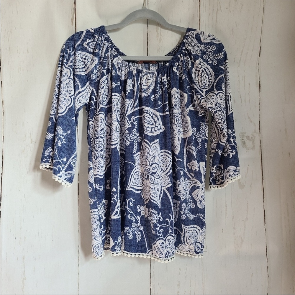 Sjs blue white floral boho top size medium pom pom